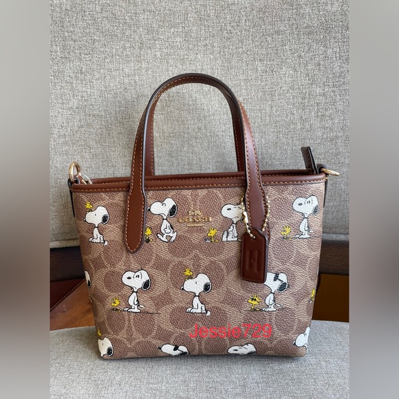 NWT！Coach X Peanuts City Mini Tote Bag In Signature With Snoopy Print（CBS83）